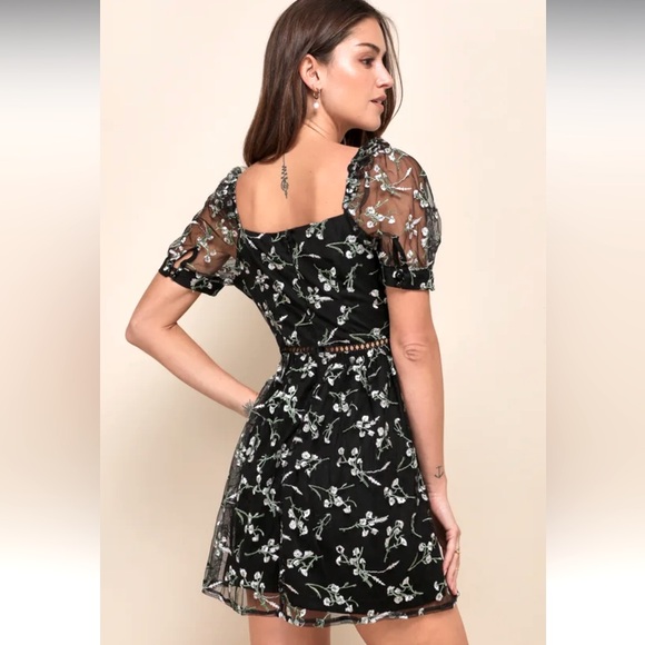 🆕 Lulus Radiant love black floral embroidered short sleeve skater dress size M - Picture 3 of 13